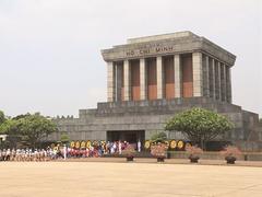 Thousands visit Hồ Chí Minh Mausoleum on 132nd anniversary of birth