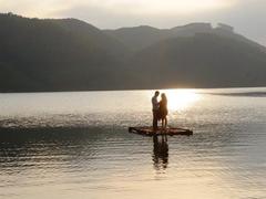 Dating in green spaces at popular lakes around Huế