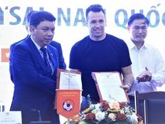 Giustozzi happy in Việt Nam, promises to improve national futsal