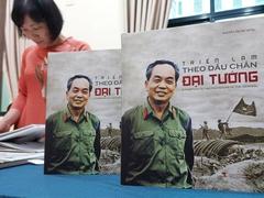 Bilingual poetry book dedicating to General Giáp launched