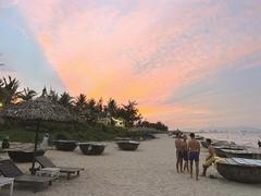 Beach village lures tourists with romantic summer vibes