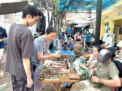 Hà Nội market offers old precious things