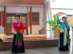 Passengers enjoy Vietnamese culture at Nội Bài Int’l Airport