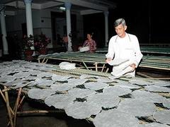 The meticulousness process to make Trảng Bàng dew-soaked rice paper