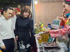 Promoting OCOP agricultural products, craft villages to welcome the New Year