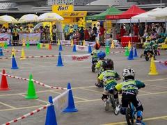 Balance bike riding tournament features 700 child cyclists in Hà Nội