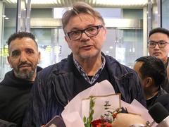 Troussier arrives in Hà Nội, ready to sign contract