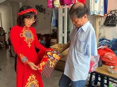 Disabled artist turns áo dài into unique paintings