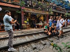 Hà Nội bars 'tours' to popular 'train street'