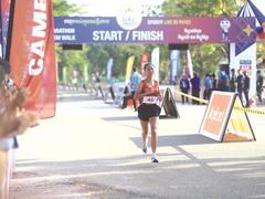 Teen runner refuses to slow down despite marathon blackout