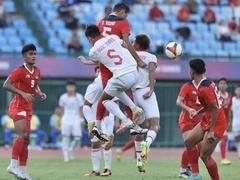 Last-minute goal from 10-man Indonesia send Việt Nam crashing out of SEA Games