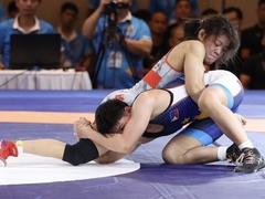 Wrestlers end perfect day, Việt Nam exceed target of 120 golds