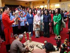 Spouses of Vietnamese, Malaysian PMs enjoy water puppetry in Hà Nội