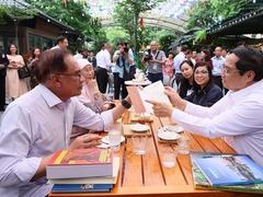 Vietnamese, Malaysian PMs visit Hà Nội book street