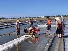 Salt-making community boosts Sa Huỳnh heritage conservation