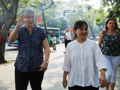 Australian foreign minister enjoys walk around Hoàn Kiếm Lake, coffee in Hà Nội