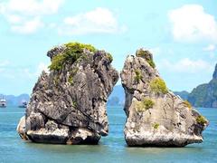 Hạ Long Bay's Kissing Rocks at risk of collapse, experts warn