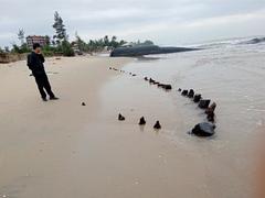 Experts identifying shipwreck on Hội An beach