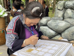 Mông women preserve essence of beeswax painting