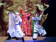 Talented artist performs in show about Vietnamese history