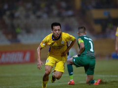 Striker Văn Quyết becomes all-time leading domestic scorer in V.League 1