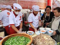 Thousands of visitors experience hand-rolling phở at Việt Nam Phở Festival 2024