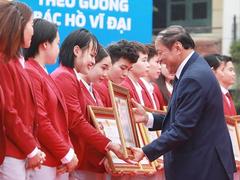 Việt Nam Glory honours best athletes, Olympic Run and Run for Peace launched