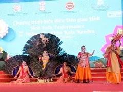 India’s Holi celebration goes vibrant in Hà Nam Province