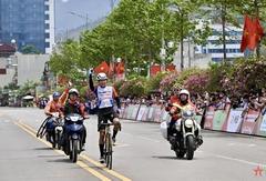 Thiện wins third stage, tops overall ranking of To Điện Biên Phủ cycling