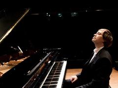 Award-winning composer and pianist debuts in Việt Nam