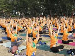 Over 600 people join mass yoga performance in Bình Thuận