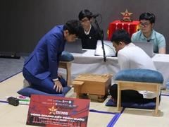 An to wave Việt Nam flag at international shogi tournament