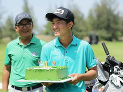 Golfer Minh receives VAO trophy on his 17th birthday