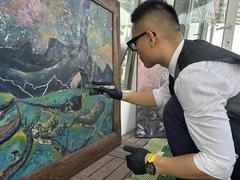 Young painter passionate about traditional lacquer painting