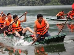 Exciting raft racing festival at Khe Chảo Lake