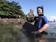 Divers keep coral reefs free from rubbish