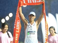 Khôi, Tuân overcome strong rivals to win Amazing Hạ Long Marathon