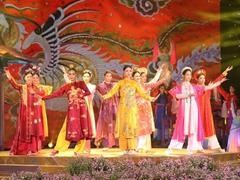 Traditional cultural values shine at Huế “Áo dài” festival