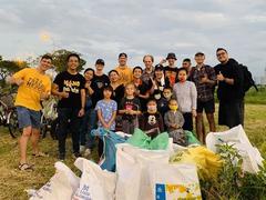 Heroes clearing rubbish in Đà Nẵng