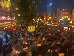 Thousands of Buddhists gather to release Hoa Đăng