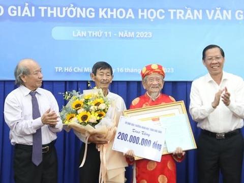 Book on HCM City history wins Trần Văn Giàu Prize