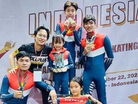 Speed skaters win golds in first int'l event
