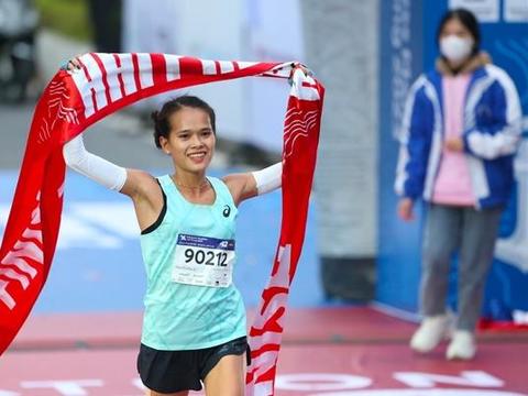 Lệ hopes to claim the women's 42km crown at the Journey to Lotus Village Marathon