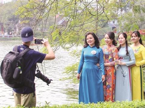 Thousands of women across the country take part in 'The Week of Áo Dài’