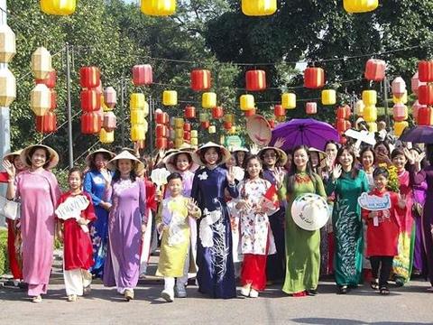 Hà Nội celebrates 70th Liberation Day with áo dài extravaganza