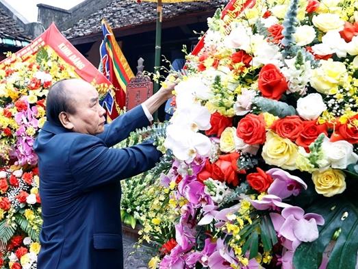 President Phúc pays tribute to poet Hồ Xuân Hương