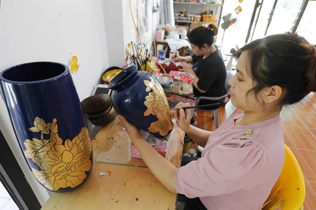 Lacquer village outlasts centuries-old craft